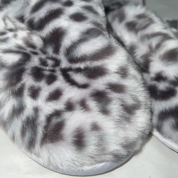 (7/8) VICTORIA'S SECRET Closed Toe Faux Fur Slipper - Picture 5 of 11